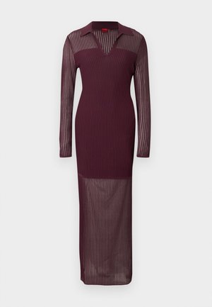 Μακρύ φόρεμα σε μπορντό με ριμπ υφή, μακριά διάφανα μανίκια, εφαρμοστή σιλουέτα και V-λαιμόκοψη, με εφαρμοστή μπλούζα και διαφανή φούστα.