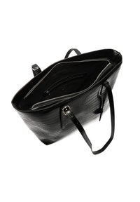 Črna torba iz umetnega usnja s teksturo krokodila, ki ima dve ročki, zadrgo za glavni predel in notranji žep.