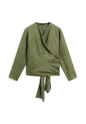 Top avvolgente in lino verde con maniche lunghe, scollatura a V e un nodo in vita. La texture è leggermente ruvida, con una finitura naturale.