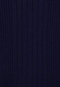 Tengerészkék bordázott kötött anyag, függőleges csíkokkal, amely puha tapintású és egységes mintázatot mutat az egész felületen.