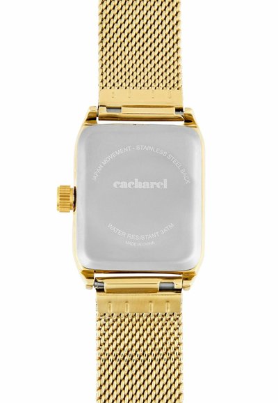 Achterzijde van een gouden polshorloge met een mesh band, vierkante kast van roestvrij staal, kroon aan de linkerkant, merknaam "cacharel" en waterbestendigheidsmarkering.