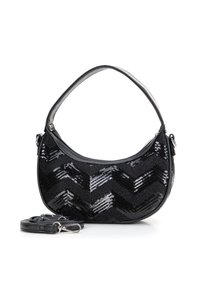 Černá kabelka s zakřiveným držadlem, zdobená černými a stříbrnými chevron flitry. Obsahuje odnímatelný popruh pro variabilitu.
