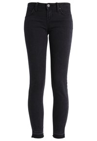 Jeans de denim negro ajustados con tiro alto, que cuentan con un cierre de botón, cinco bolsillos y un acabado sin rematar en los tobillos.
