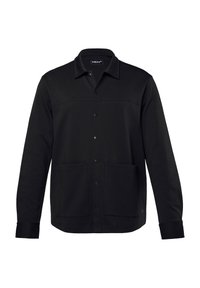 Giacca camicia nera a maniche lunghe realizzata in tessuto morbido, con colletto a ribalta, chiusura con bottoni, due tasche frontali e una finitura testurizzata.