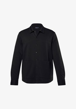 Camisa chaqueta negra de mangas largas hecha de una tela suave, con un cuello de solapa, cierre de botón, dos bolsillos frontales y un acabado texturizado.