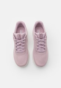 Scarpe da ginnastica lilla con superiore in mesh traspirante, lacci piatti e suola ammortizzata. Texture liscia con elementi di design minimali.