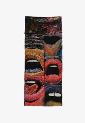 Buntes Stoffpaneel mit sechs grafischen Nahaufnahmen von geöffneten Lippen in verschiedenen Farben und Mustern, darunter ein herzförmiges Objekt auf einer Zunge.