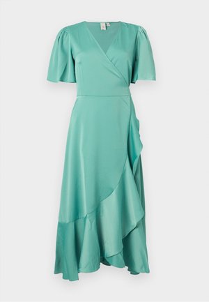 Türkise mähkmekleid, millel on lühikesed puffvarrukad, voolav tekstuur, asümmeetriline hemline ja sile pind. Omab sügavat V-kaelust.