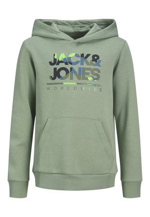 Hoodie verde cu un buzunar frontal tip kangaroo și glugă. Logo-ul "JACK & JONES" cu texturi și culori suprapuse imprimat pe față.