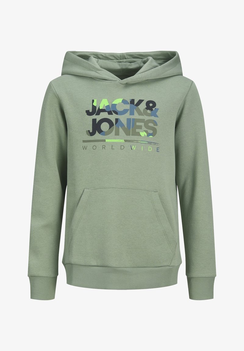 Grønn hettegenser med en frontlomme og hette. "JACK & JONES" logo med lagdelte teksturer og farger trykket på forsiden.