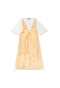 Abito sottoveste in satin giallo chiaro con scollatura a V profonda, caratterizzato da una T-shirt bianca a maniche corte sotto e lacci regolabili in vita.