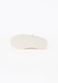 Semelle de chaussure blanche avec un motif en chevron et la marque "PABOO" centrée sur un fond blanc épuré.