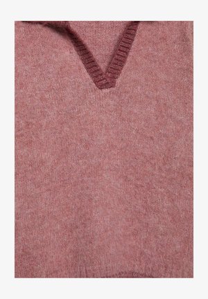 Maglione a scollo a V in morbido tessuto rosa testurizzato con collo a costine. Il colore complessivo appare leggermente mélange, aggiungendo profondità al materiale.