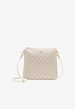 Borsa a tracolla beige di forma quadrata, realizzata in tessuto testurizzato con un motivo sottile, caratterizzata da una tracolla bianca e dettagli metallici in oro.