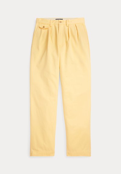 Ljusgula bomullsbyxor med avslappnad passform, utrustade med plisserad fram, hällor för bälte och en enda framficka med knappstängning.