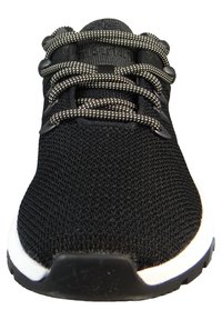 Svart sportskor med stickad ovandel, rund tå, fläckiga snören och vit mellansula. Har en strukturerad yta och gummisula.