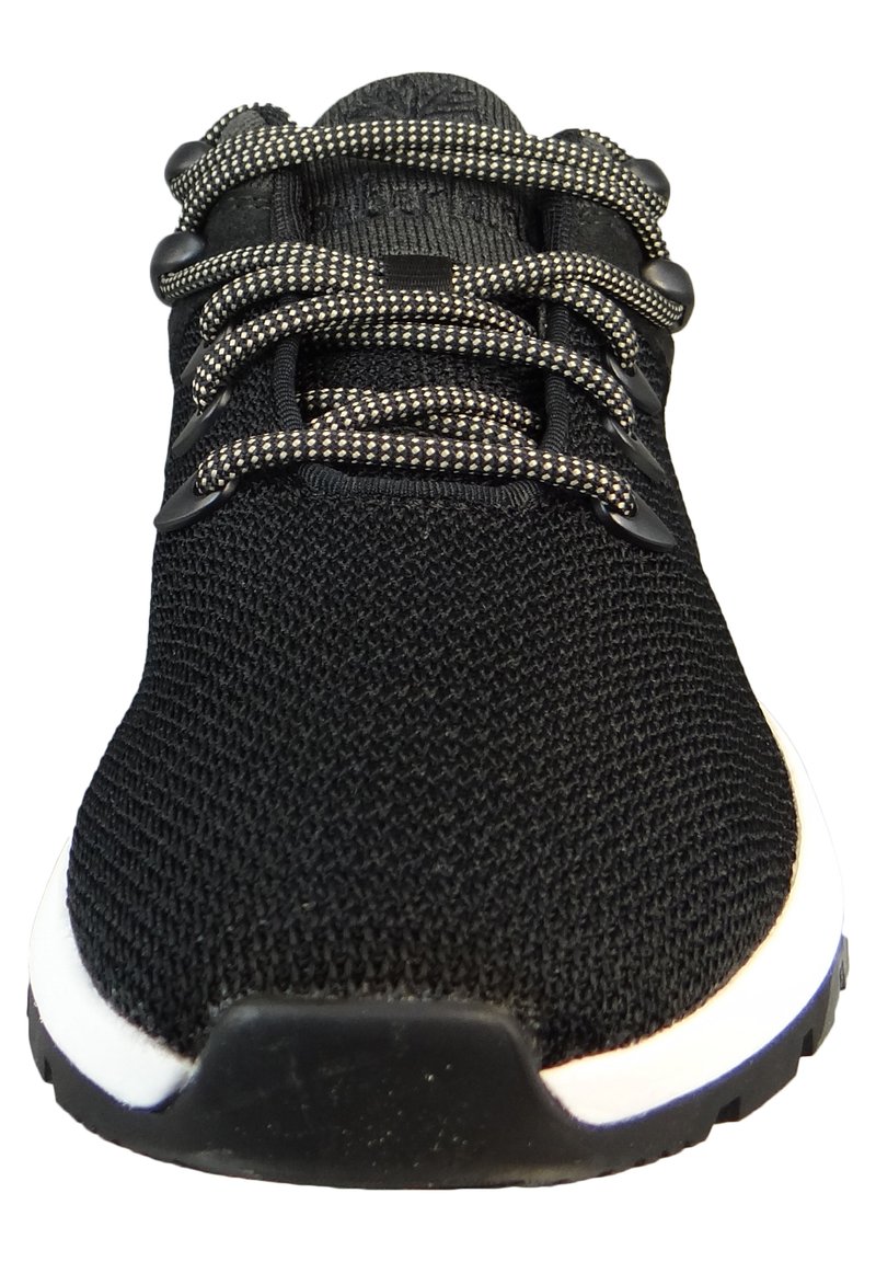 Scarpa sportiva nera con tomaia in maglia, punta rotonda, lacci screziati e suola intermedia bianca. Presenta una superficie testurizzata e suola in gomma.