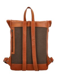 Rudas kanvos kuprinė su odiniais akcentais, turinti dvi petines diržus, viršutinę rankeną ir šoninį užtrauktuką papildomai laikmenai.