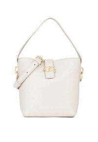 Creme læder bucket bag med en buet håndtag, justerbar skulderrem og guldtonet hardware. Glat tekstur med et minimalistisk design.
