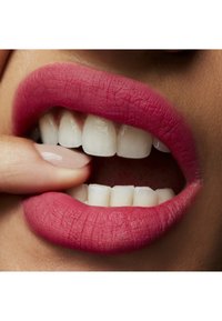 MAC POWDER KISS LIPSTICK - Huulipuna - fall in love