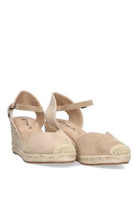 Cuñas de esparto beige con tira en el tobillo, que presentan un upper de ante, puntera redonda, medioprenda de yute tejido y un detalle de tela texturizada.