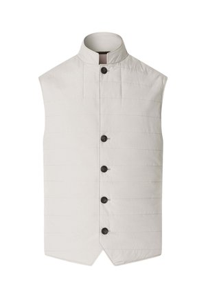 Chaleco acolchado sin mangas de color beige claro con cuello alto y cinco botones negros dispuestos verticalmente en la parte delantera.