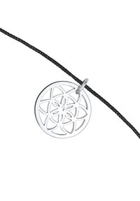 Sølv cirkulært vedhæng med et blomsterudskæringsmønster, hængende fra en sort snor. Vedhænget har en glat overflade.