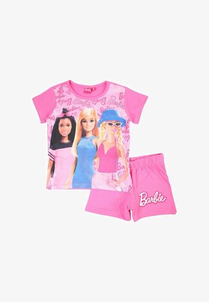 Ensemble de pyjama pour enfants rose comprenant un haut à manches courtes avec trois motifs graphiques Barbie et un short rose assorti avec le texte "Barbie".
