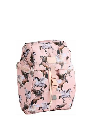 Vaaleanpunainen reppu, jossa on hevosten eri asentoja esittävä painatus. Valmistettu kankaasta, jossa on teksturoitu pinta, ja edessä on solkikiinnitteinen hihna sulkemista varten.