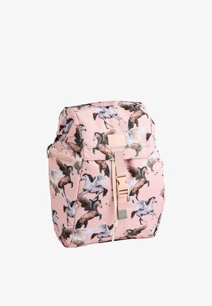 Sac à dos rose avec un imprimé de chevaux dans différentes poses. Confectionné en tissu à surface texturée, avec une sangle à boucle à l'avant pour la fermeture.