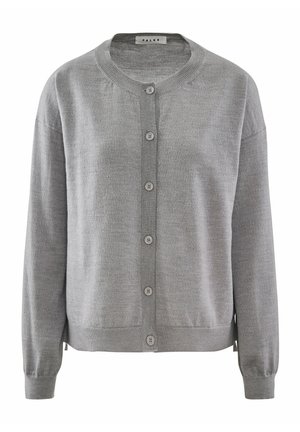Cárdigan gris de manga larga con cuello redondo y seis botones, combinado con pantalones de pierna ancha negros y zapatillas blancas.