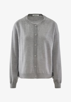 Grauer, langärmeliger Cardigan mit Rundhalsausschnitt und sechs Knöpfen, kombiniert mit schwarzen, weiten Hosen und weißen Sneakern.