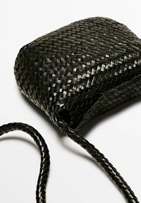 Massimo Dutti Axelremsväska - black