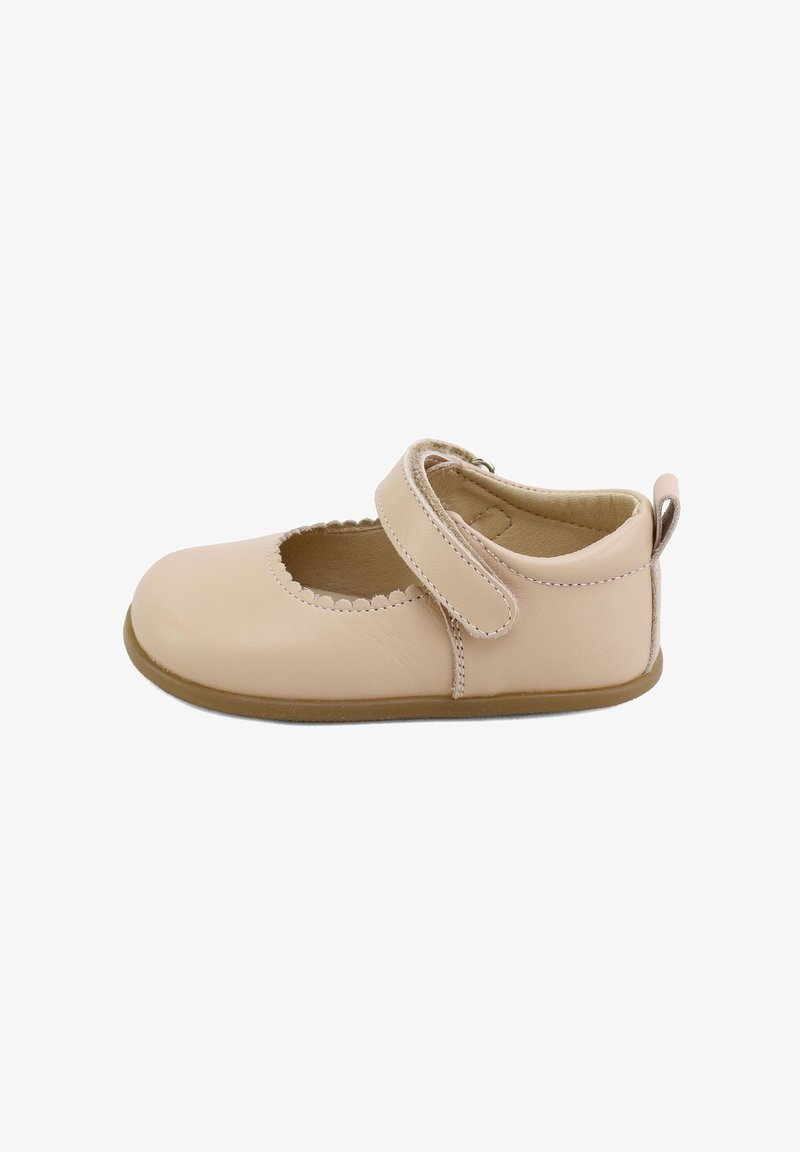 Zapato Mary Jane de cuero en beige claro con borde festoneado, una correa ajustable, puntera redonda y suela de goma flexible.