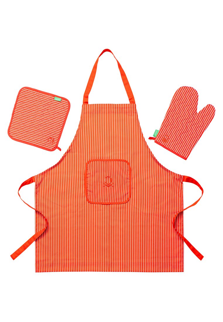 Tablier en coton rayé rouge avec une poche avant, accompagné d'un gant de cuisine assorti et d'un manique, tous présentant des motifs de rayures similaires.