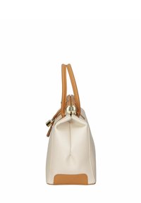 Bolso de cuero color crema con forma estructurada, que presenta detalles en cuero marrón, dos asas superiores y un cierre de clasp dorado.