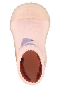 Rosa Schlupfschuh mit strukturiertem, flexiblem Obermaterial aus Stoff, das ein Delfinmotiv zeigt. Gummisohle mit kleinen Noppen für besseren Halt.