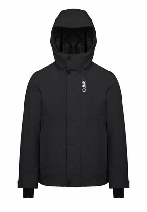 Musta vedenpitävä takki, jossa on korkea kaulus, säädettävä huppu, kaksi etutaskua ja sileä rakenne; sisältää hienovaraisia logo-yksityiskohtia.