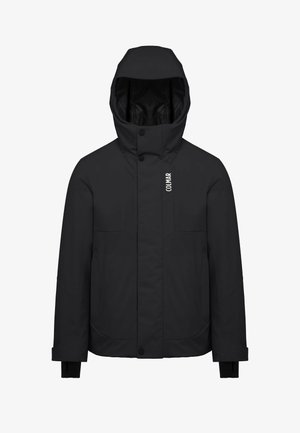 Musta vedenpitävä takki, jossa on korkea kaulus, säädettävä huppu, kaksi etutaskua ja sileä rakenne; sisältää hienovaraisia logo-yksityiskohtia.