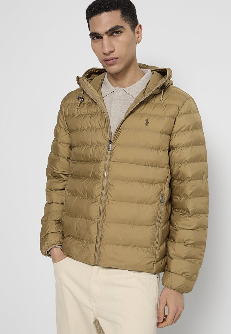 Brauner Puffer-Jacke mit Reißverschluss vorne, verstellbare Kapuze und horizontalen Nähten. Verfügt über ein kleines Logo auf der Brust und seitliche Taschen.