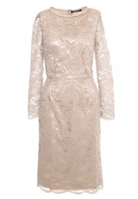 Robe beige mi-longue avec superposition en dentelle florale, manches longues en dentelle, encolure ronde et taille cintrée.