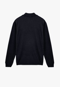Ciemnoniebieski sweter z długimi rękawami, prążkowanym kołnierzem i fakturowanym materiałem, z gładką plecami, bez widocznych szwów czy logo.