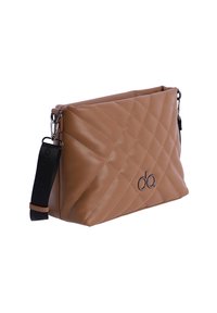 Bolso cruzado de faux cuero marrón acolchado con cierre de cremallera, correa ajustable y detalle del logo. Presenta una textura suave y un patrón geométrico.