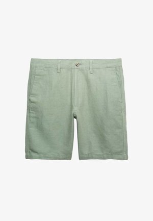 Lichtgroene casual shorts met knoopsluiting, riemlussen en zijzakken, weergegeven tegen een witte achtergrond.