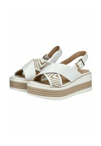 Sandali slingback bianchi con dettagli intrecciati, caratterizzati da un design a fascia incrociata, suola a piattaforma chunky e un intersuola testurizzata beige.