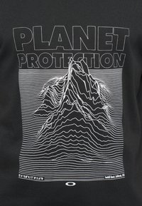 Μαύρη μπλούζα με λευκή γραφική επιγραφή "ΠΡΟΣΤΑΣΙΑ ΤΟΥ ΠΛΑΝΗΤΗ" και σχέδιο βουνού δημιουργημένο με κυματιστές γραμμές και γεωγραφικές συντεταγμένες.