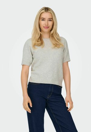 Lichtgrijze sweater met korte mouwen en een ronde hals, geribbelde zoom, zachte textuur, gecombineerd met donkerblauwe jeans met een klassieke snit.