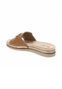 Sandales en cuir marron à talon léger, avec un accent décoratif en or et une semelle intérieure rembourrée. Texture douce et semelle plate.