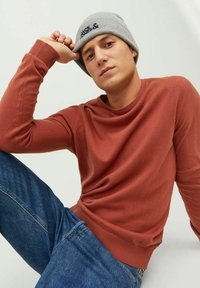 Jack & Jones JJEEMIL CREW NECK - Jersey de punto - cinnabar