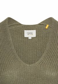 Oliven grøn striktrøje med V-hals design. Har ribbet tekstur og en lille gul detalje på kraven. Etikken læser "Camel Active."